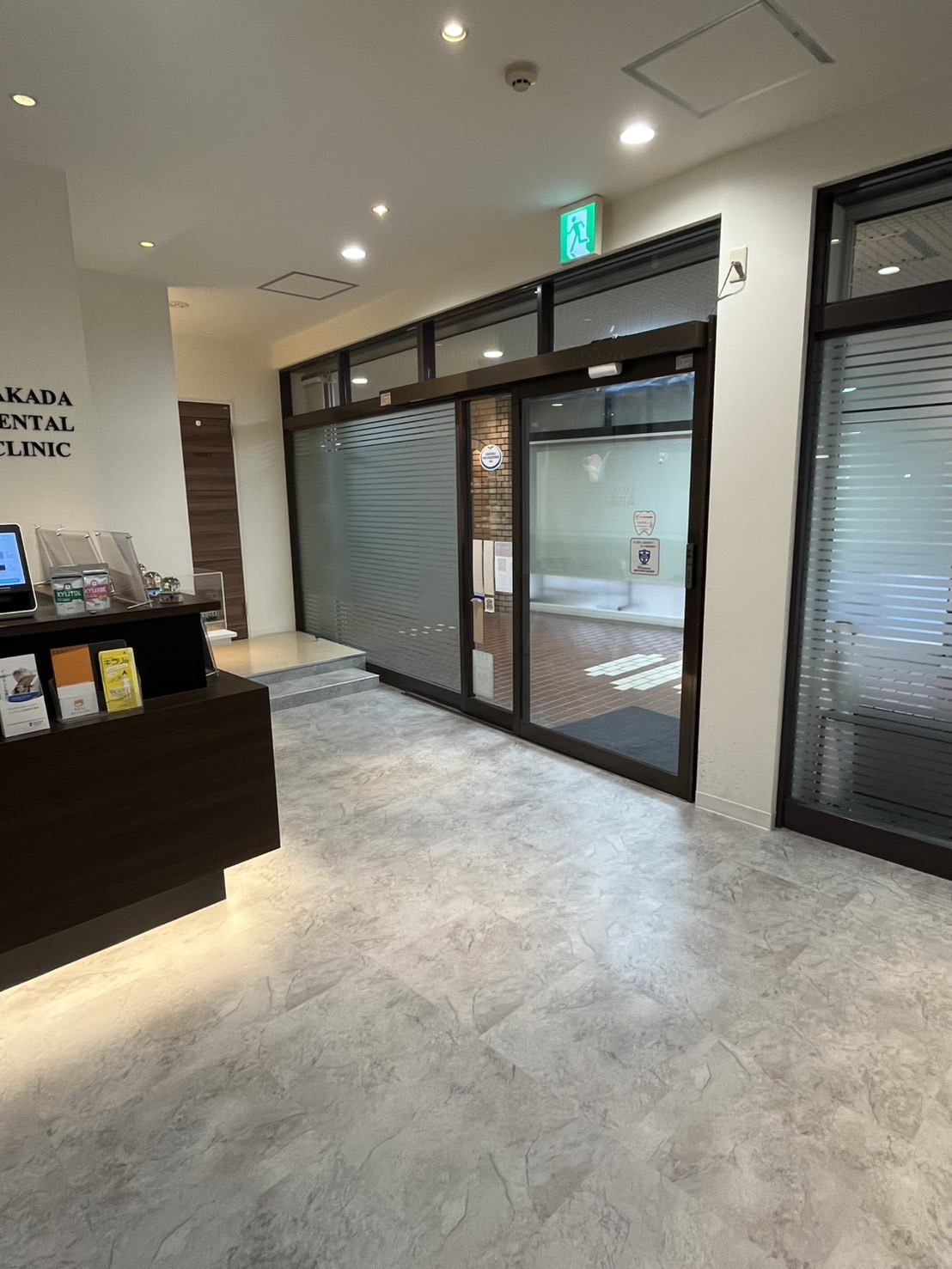 【お知らせ】院内をリニューアルしました|待合室の床張替え・ライト増設|高田歯科クリニック